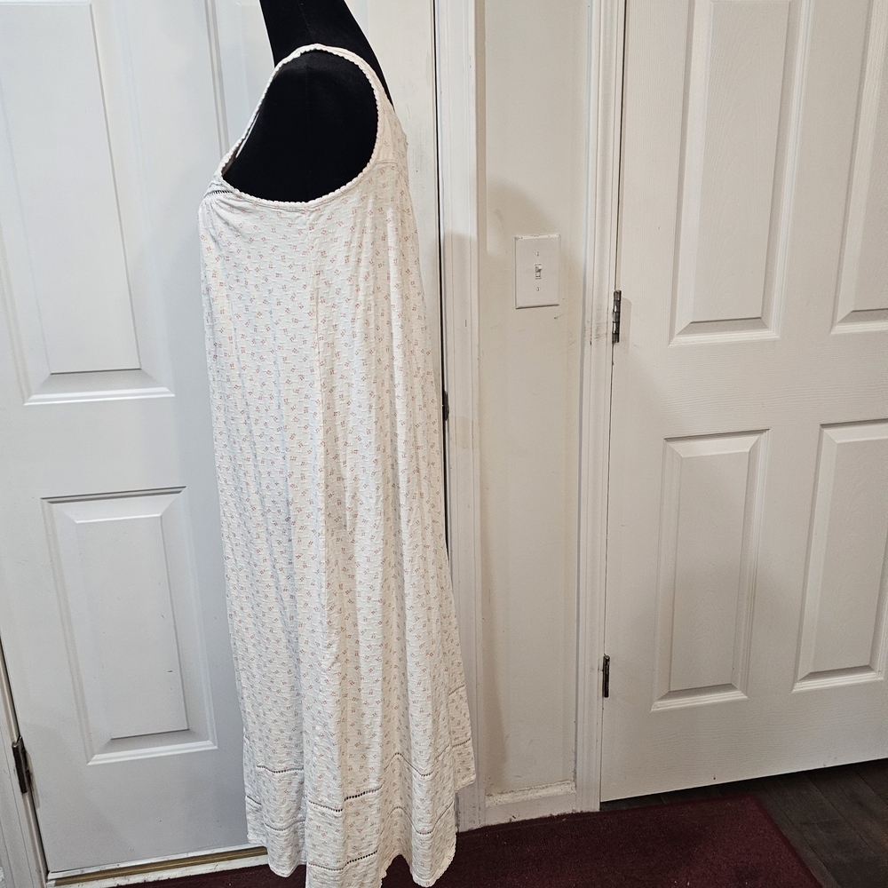 Aria White Eyelet Pointelle Floral with Floral Shaped Buttons Size Small{Bx7} - Picture 6 of 14